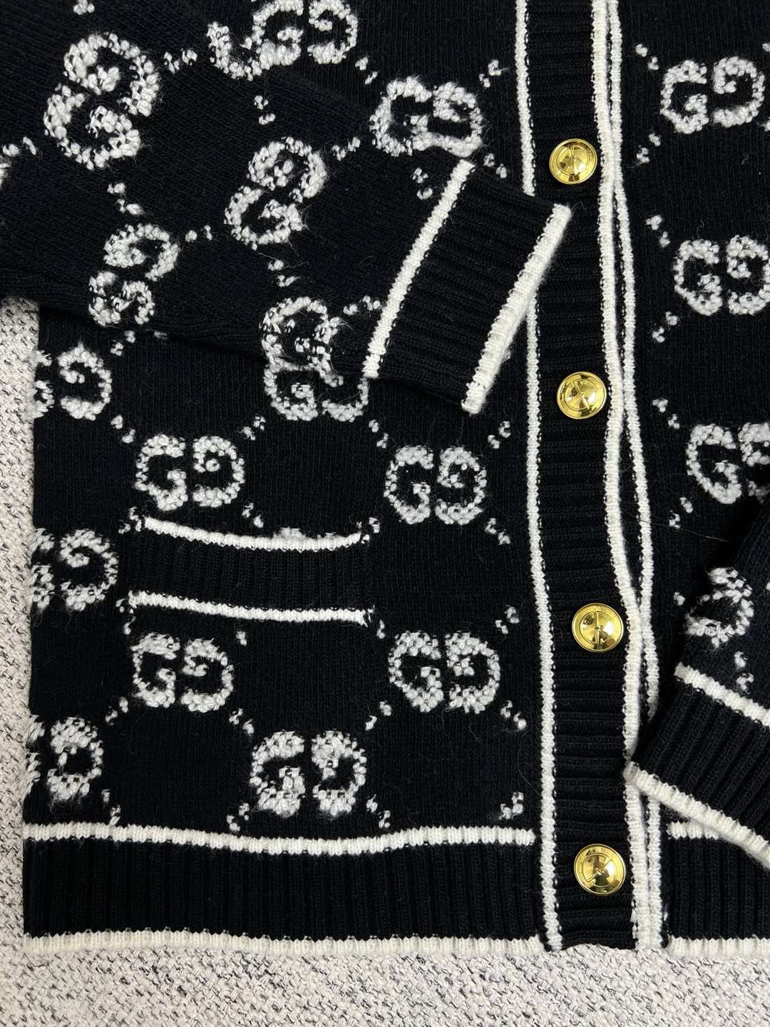 Schwarze und graue Jacke