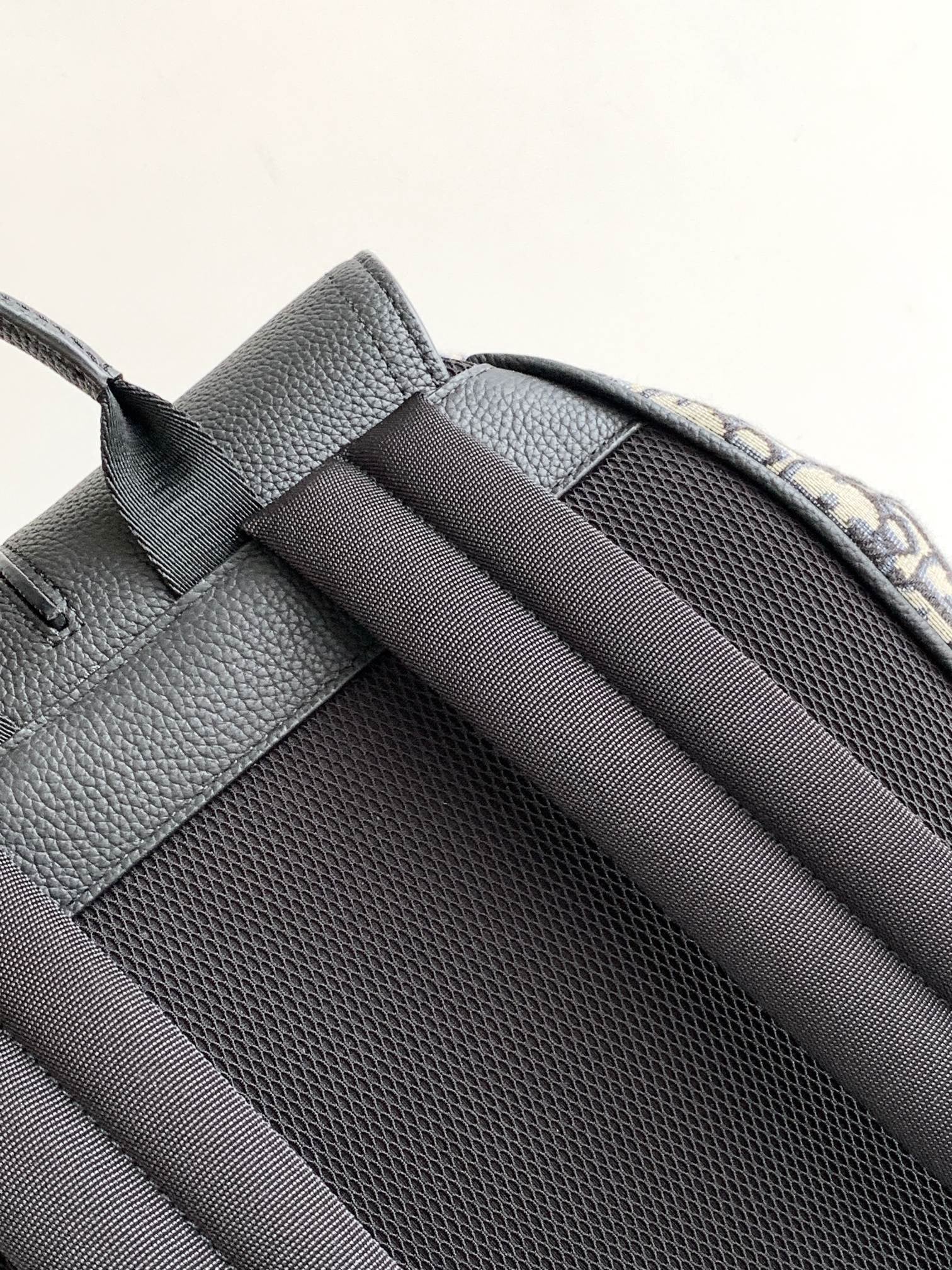 Aprikosen- und schwarze Tasche