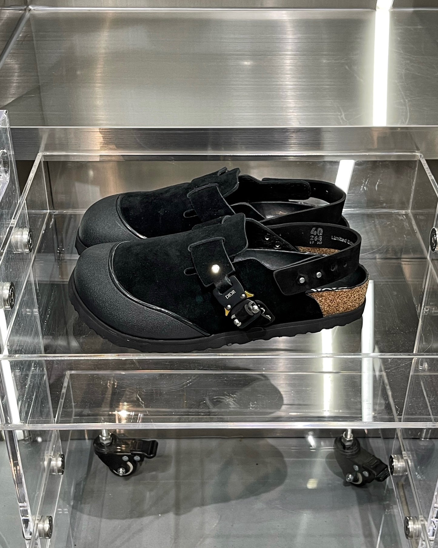 أحذية باللون الأسود والرمادي والأبيض العاجي