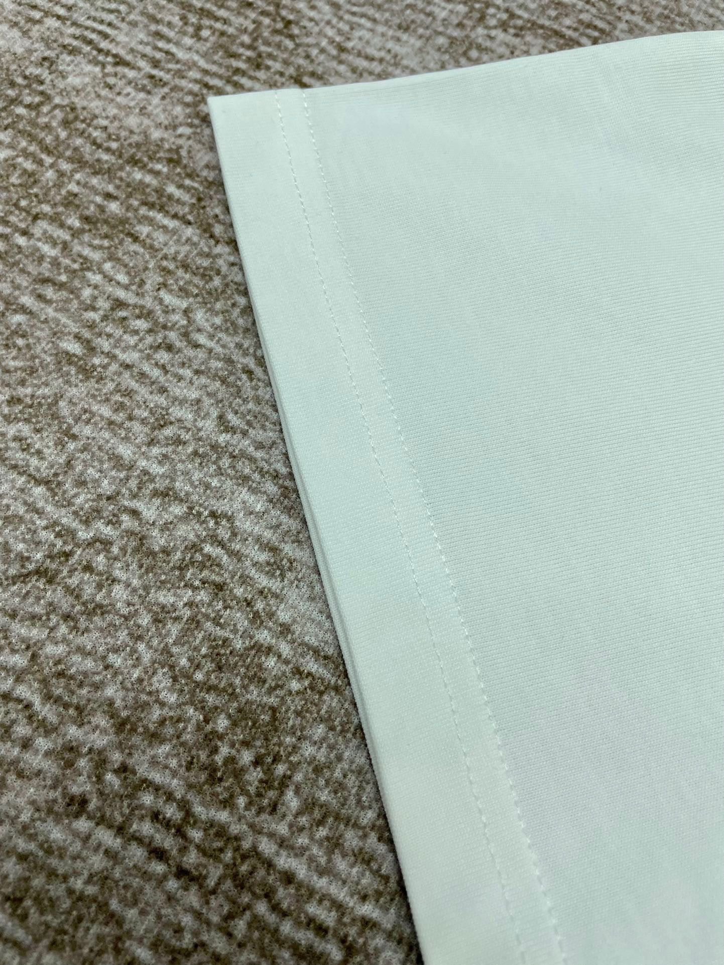 Schwarz-weißes T-Shirt