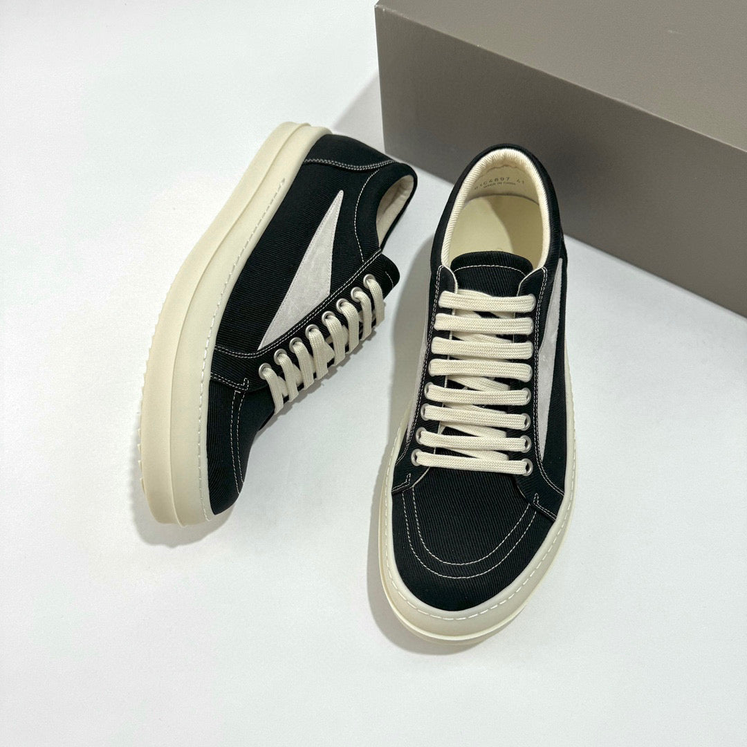 أحذية سوداء وبيضاء