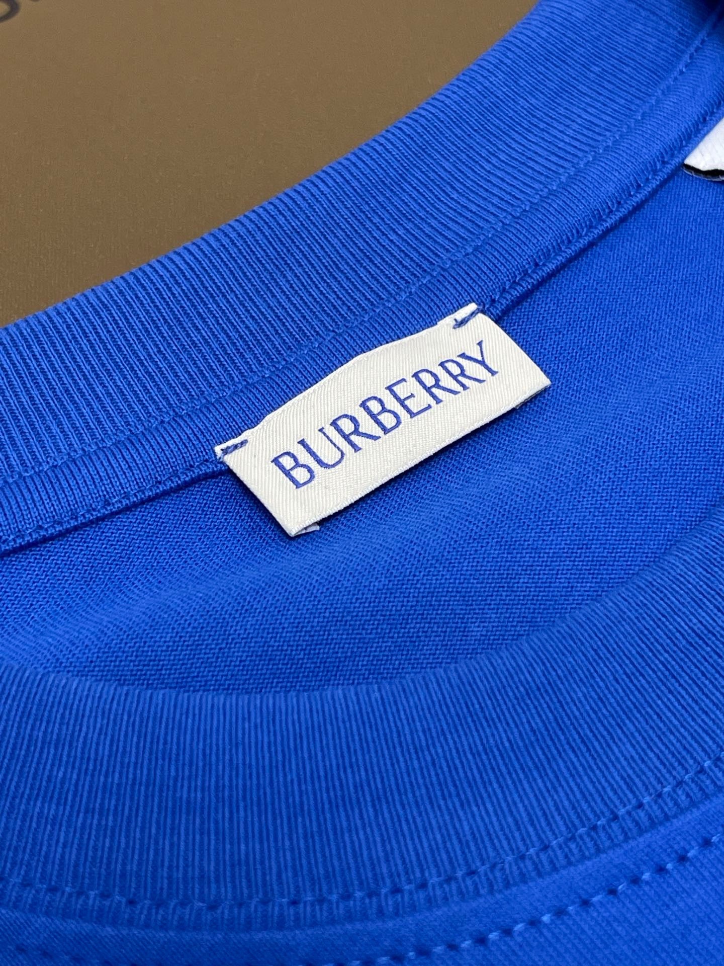 Weißes und himmelblaues T-Shirt