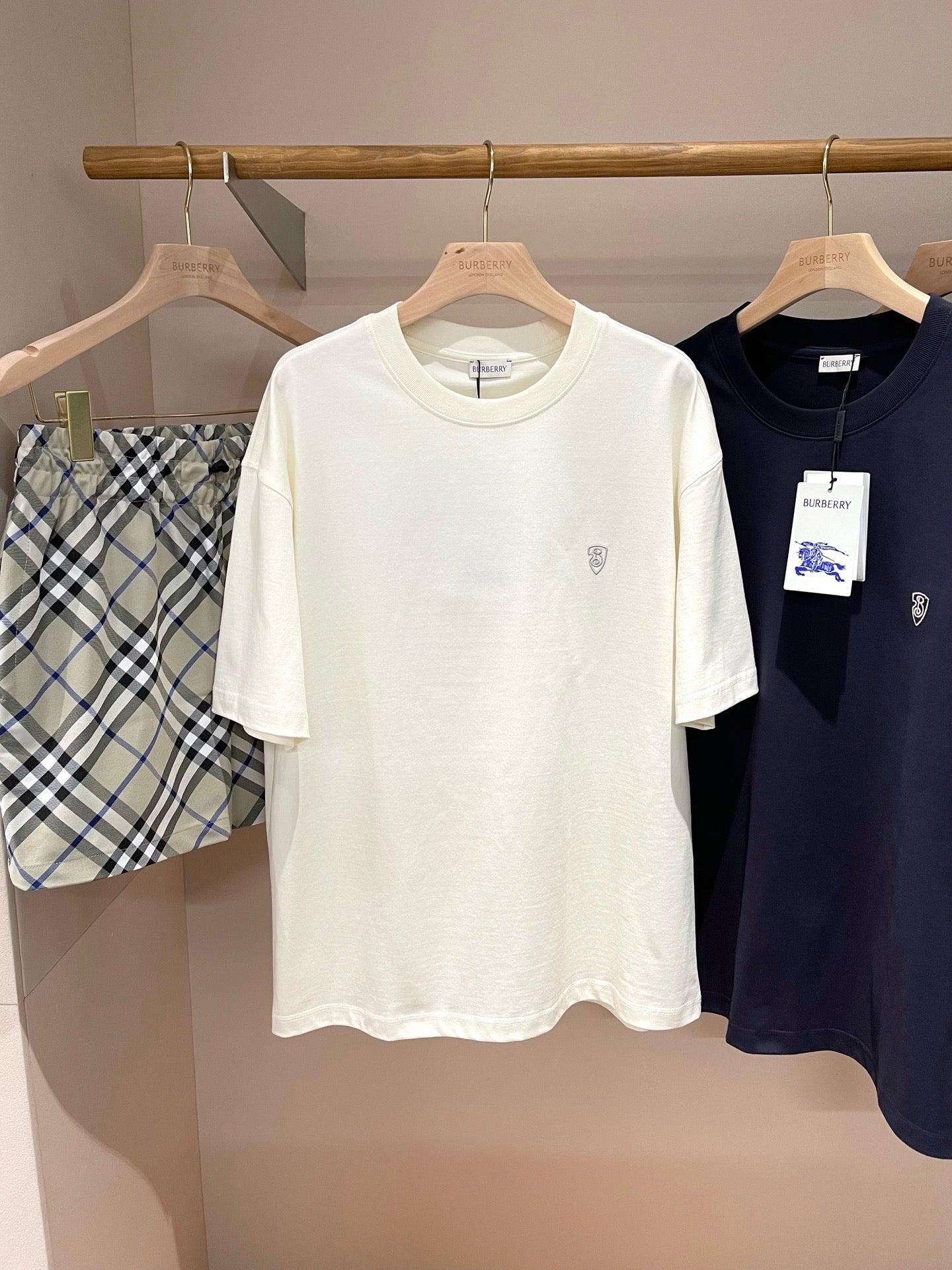 تي شيرت متعدد الألوان