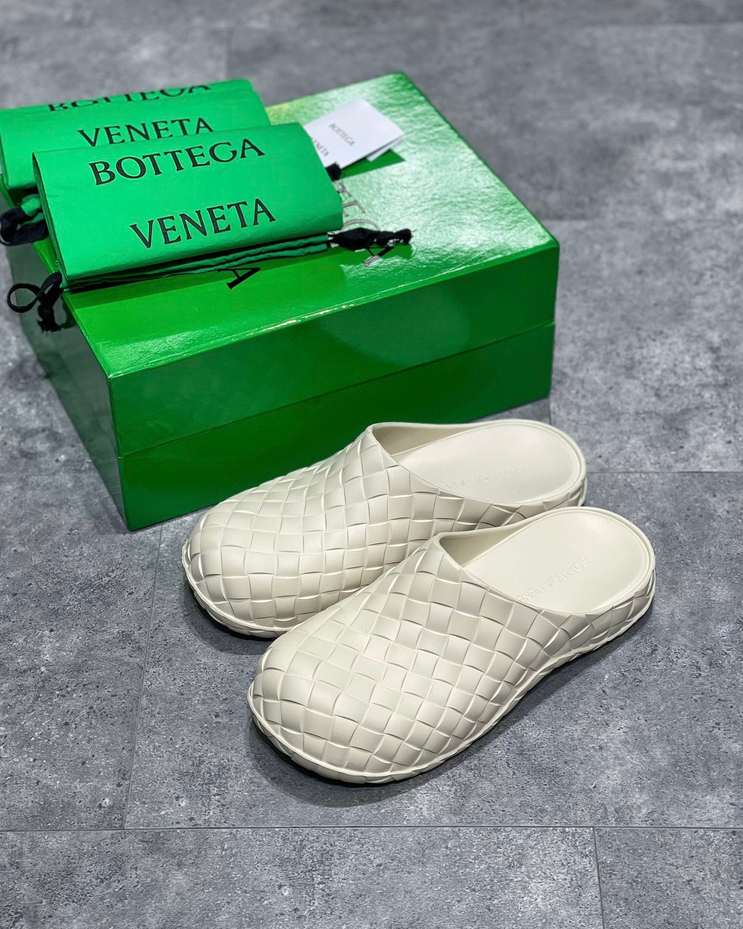 Zapatos negros, blancos y verdes