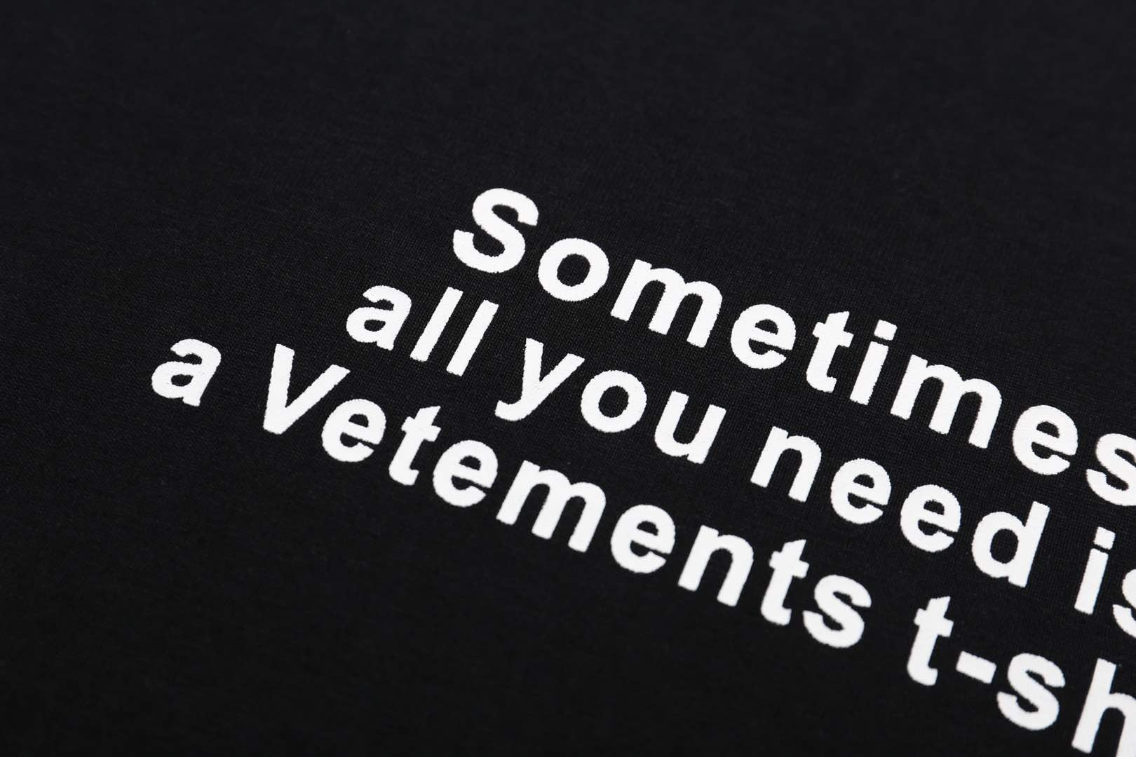 Weißes und schwarzes T-Shirt
