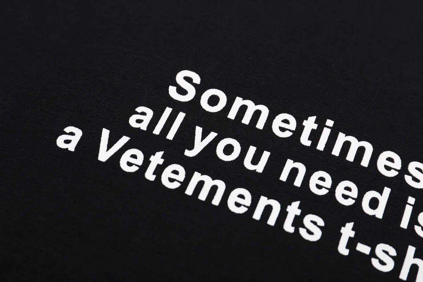 تي شيرت أبيض وأسود