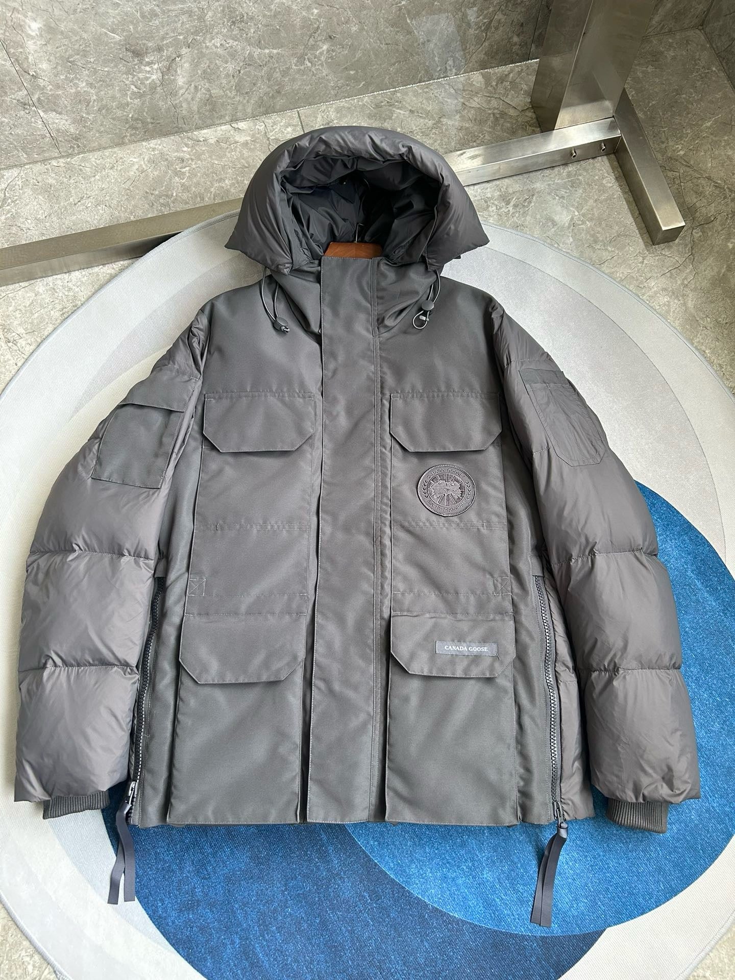 Weiße, graue und schwarze Jacke