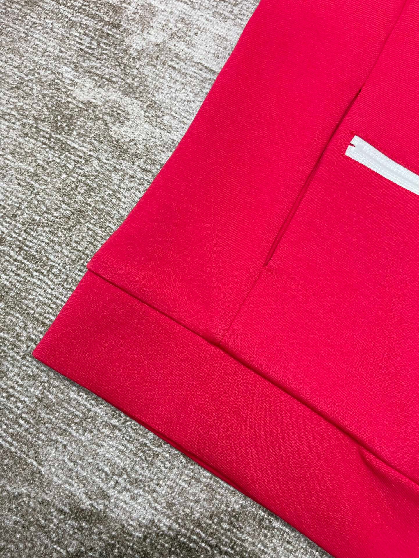 سترة حمراء وخضراء