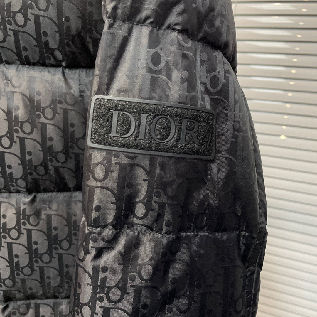 Schwarze und silbergraue Jacke
