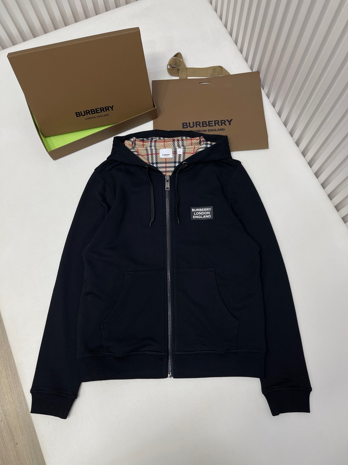 Schwarze und graue Jacke
