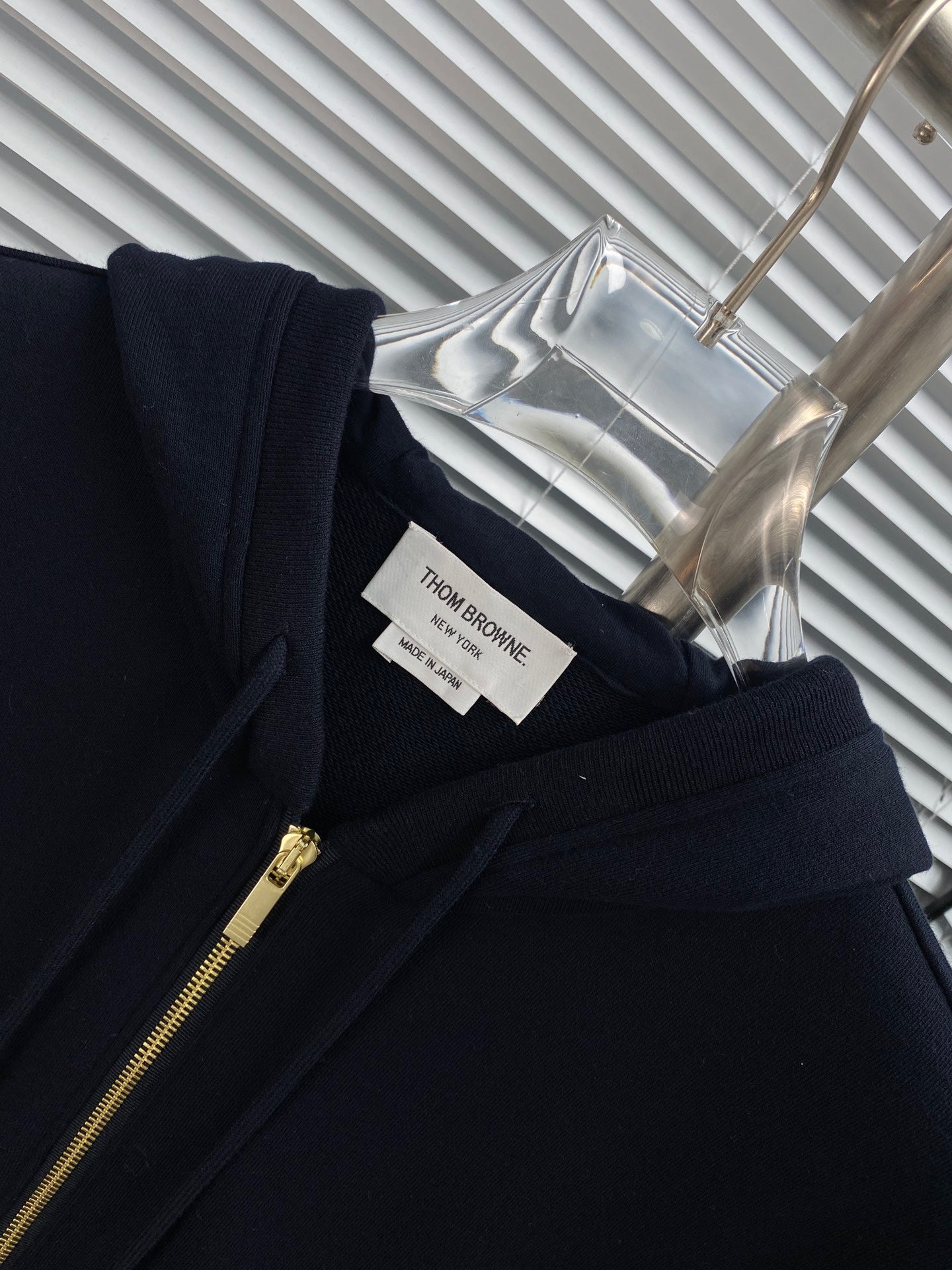 Dunkelblaue und graue Jacke
