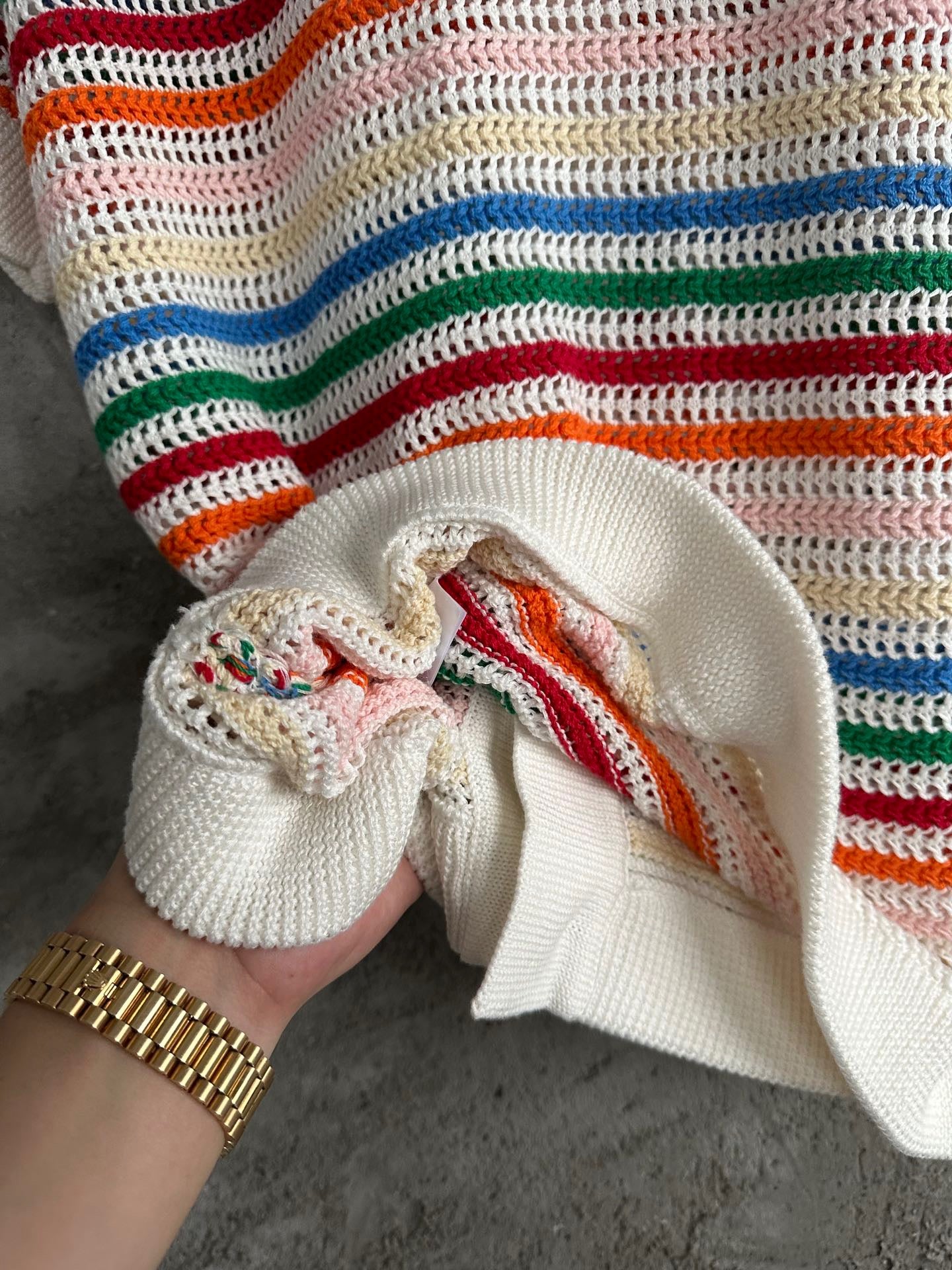 قميص متعدد الألوان