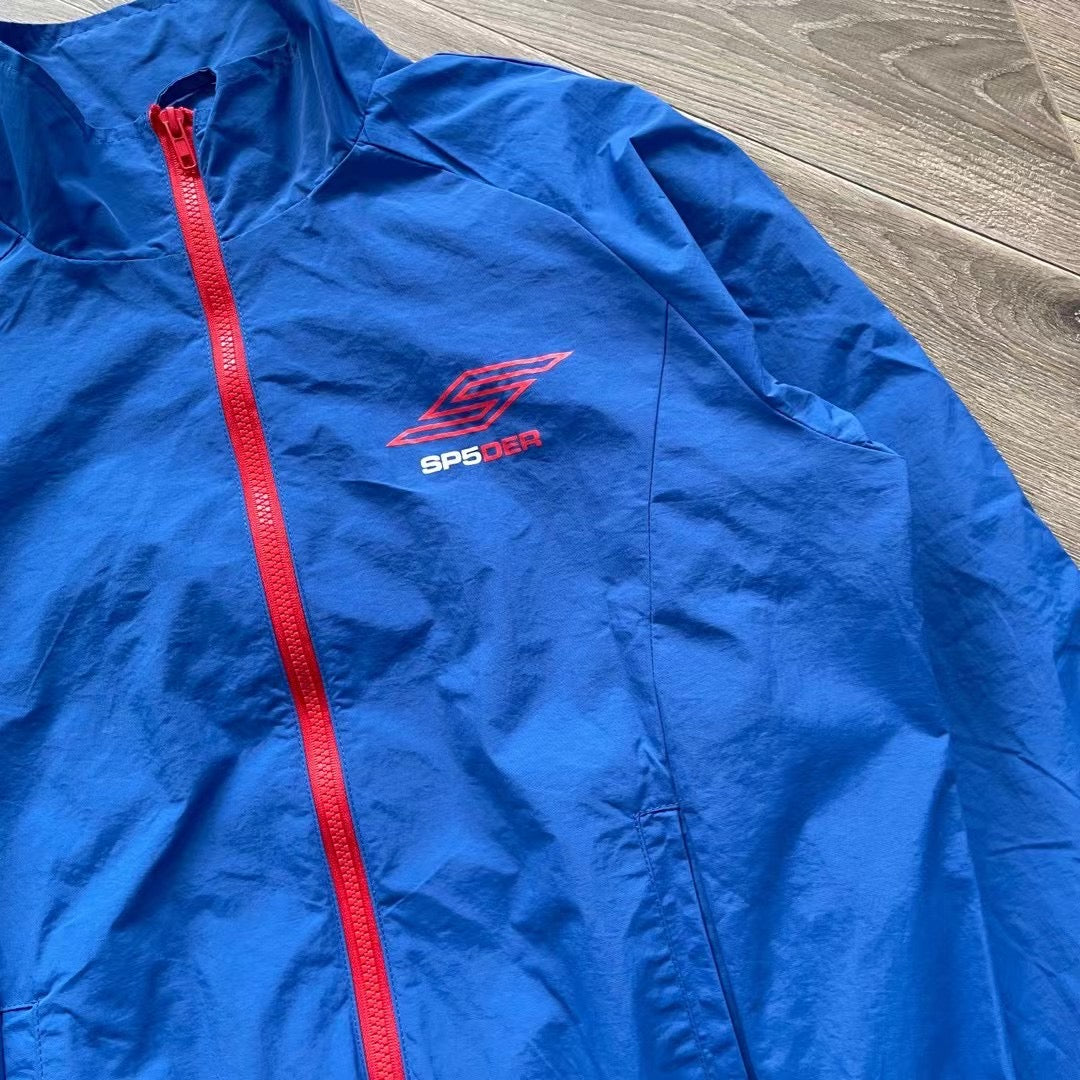 Schwarze und blaue Jacke mit Hose