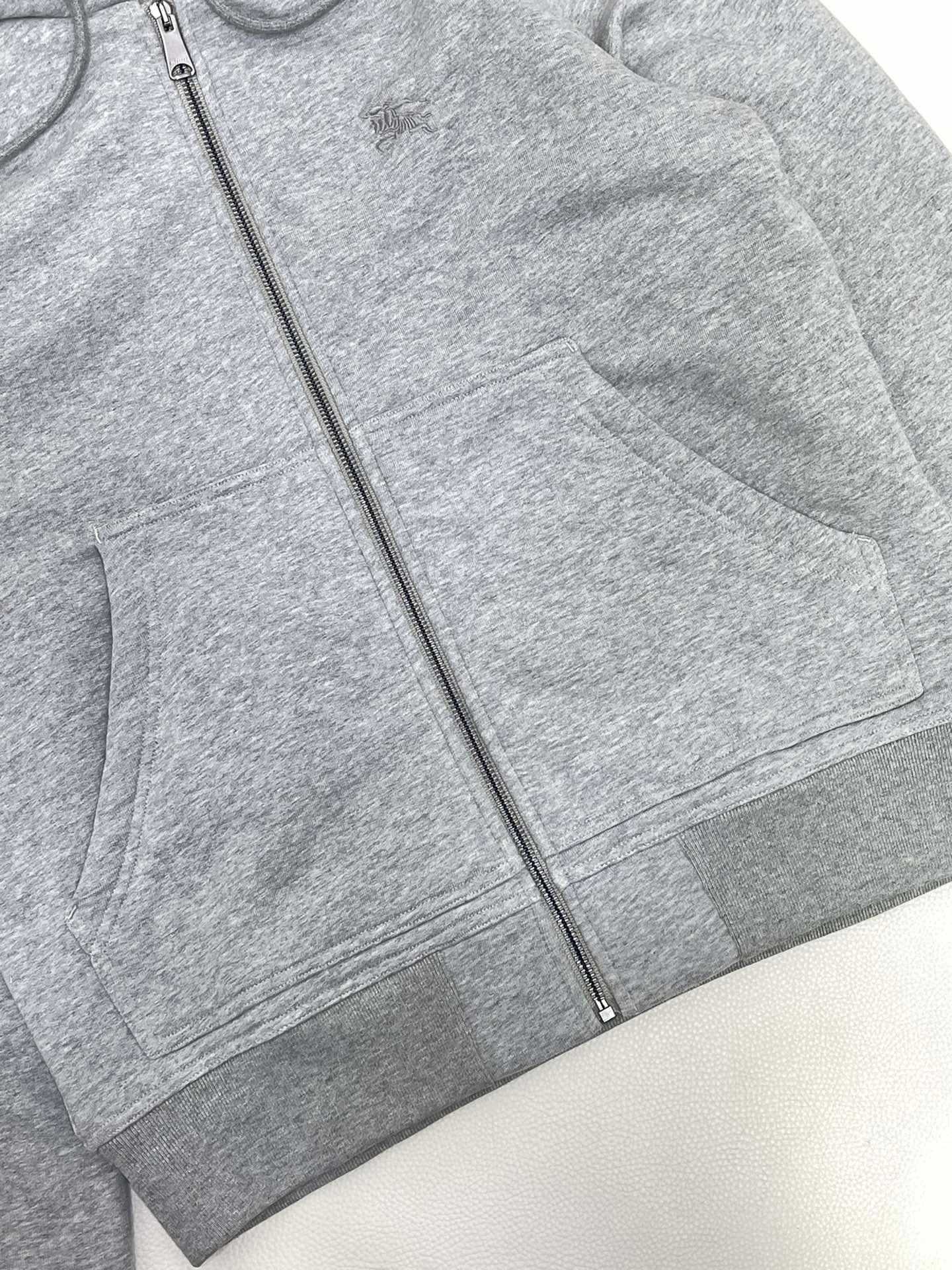 Schwarze und graue Jacke