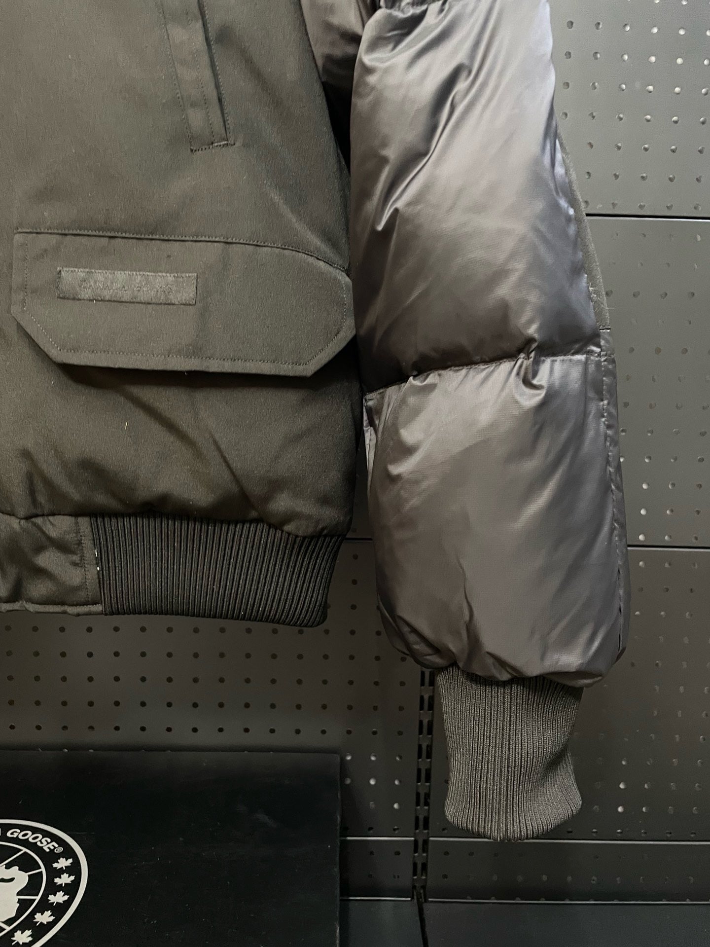 weiße und schwarze Jacke
