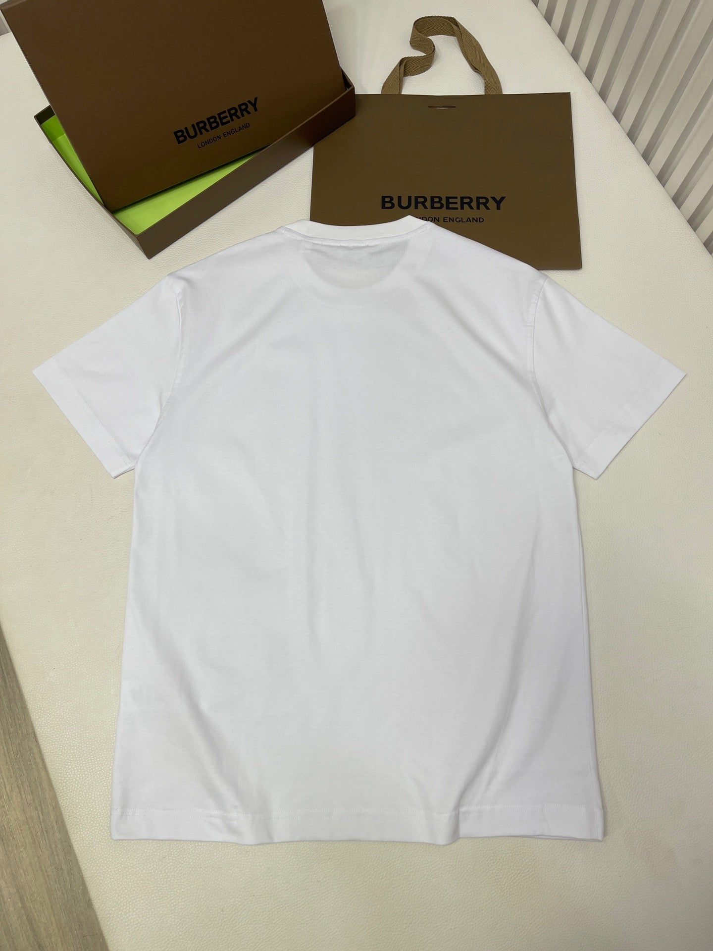 Camiseta negra, blanca y azul