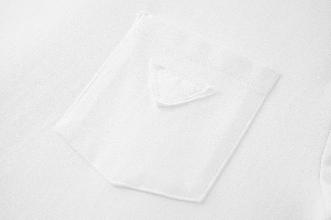 Schwarz-weißes T-Shirt