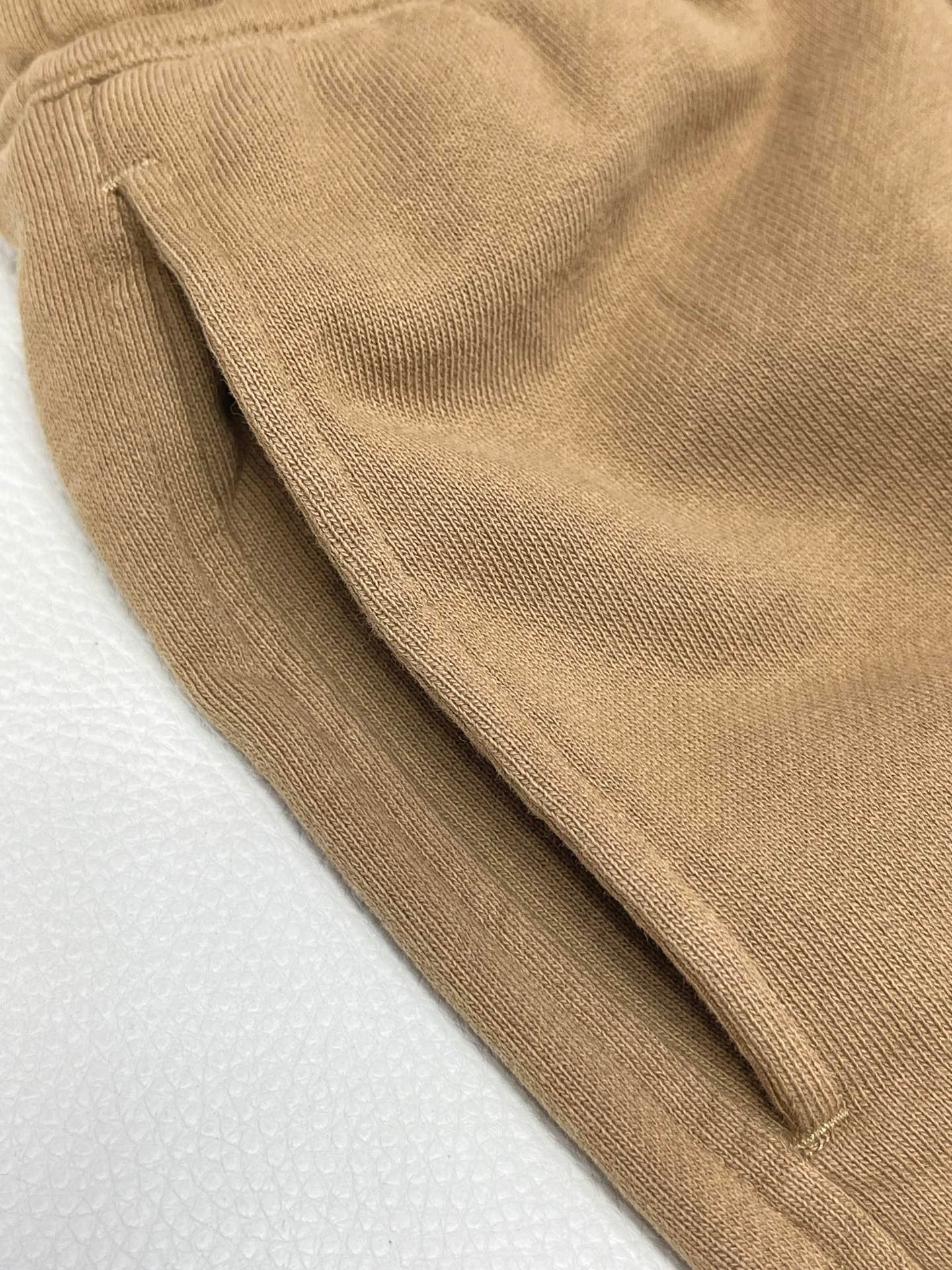 Schwarze und khakifarbene Shorts