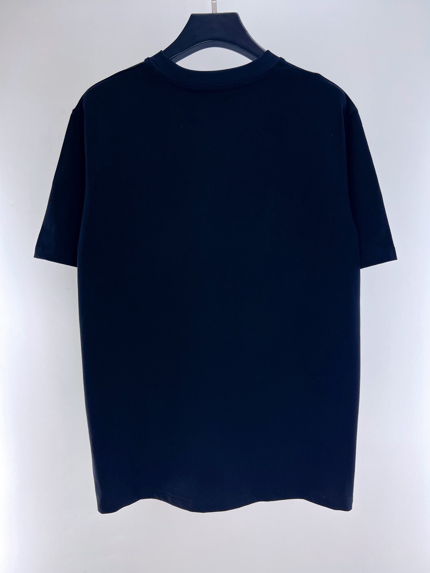 Dunkelblaues und weißes T-Shirt