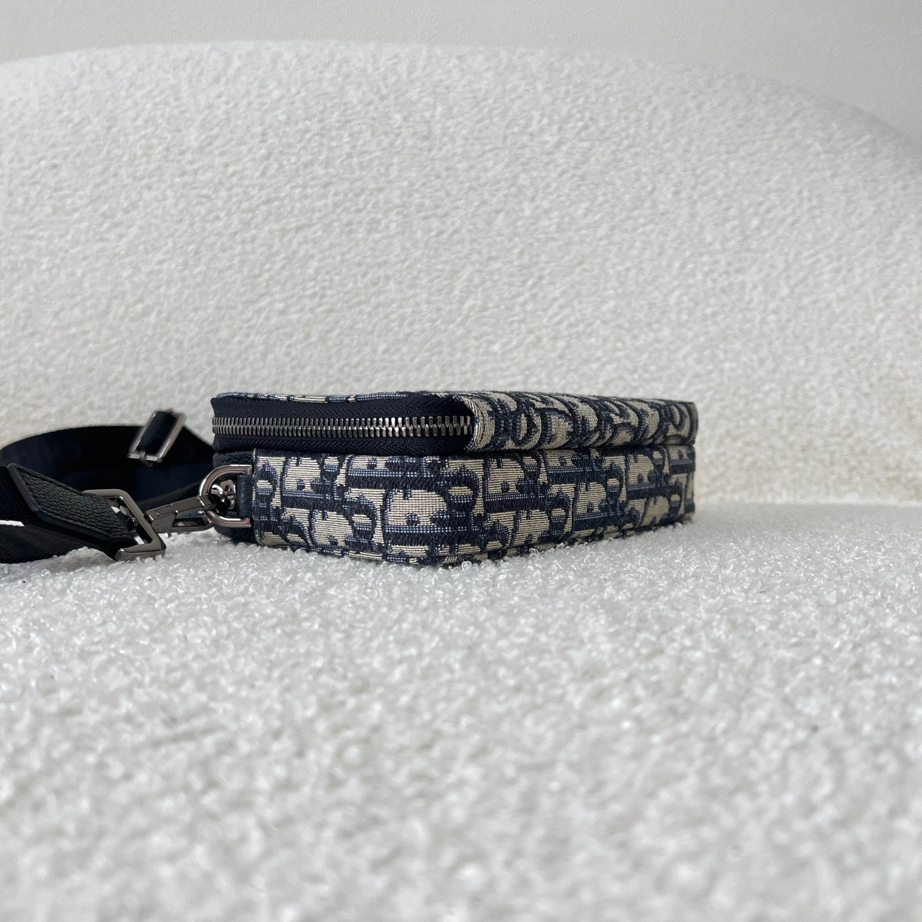 Blaue und schwarzgraue Tasche