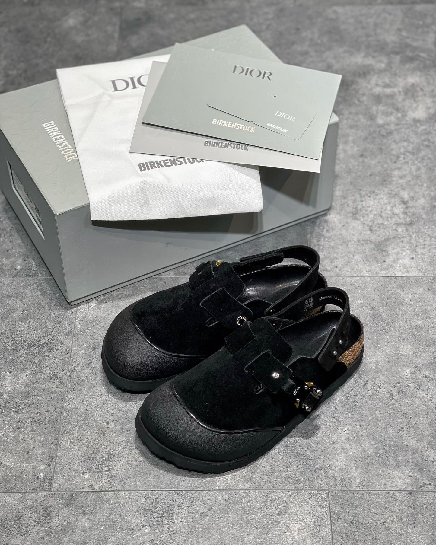 أحذية باللون الأسود والرمادي والأبيض العاجي