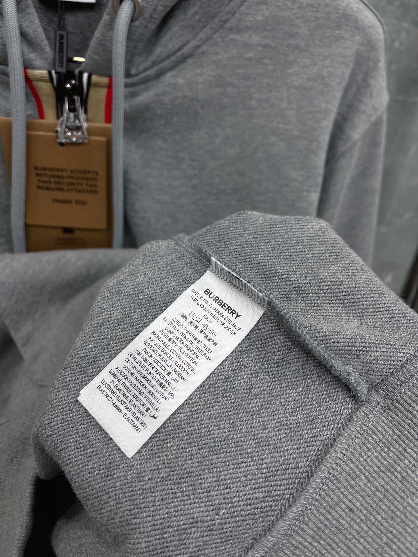 Schwarze, blaue und graue Jacke