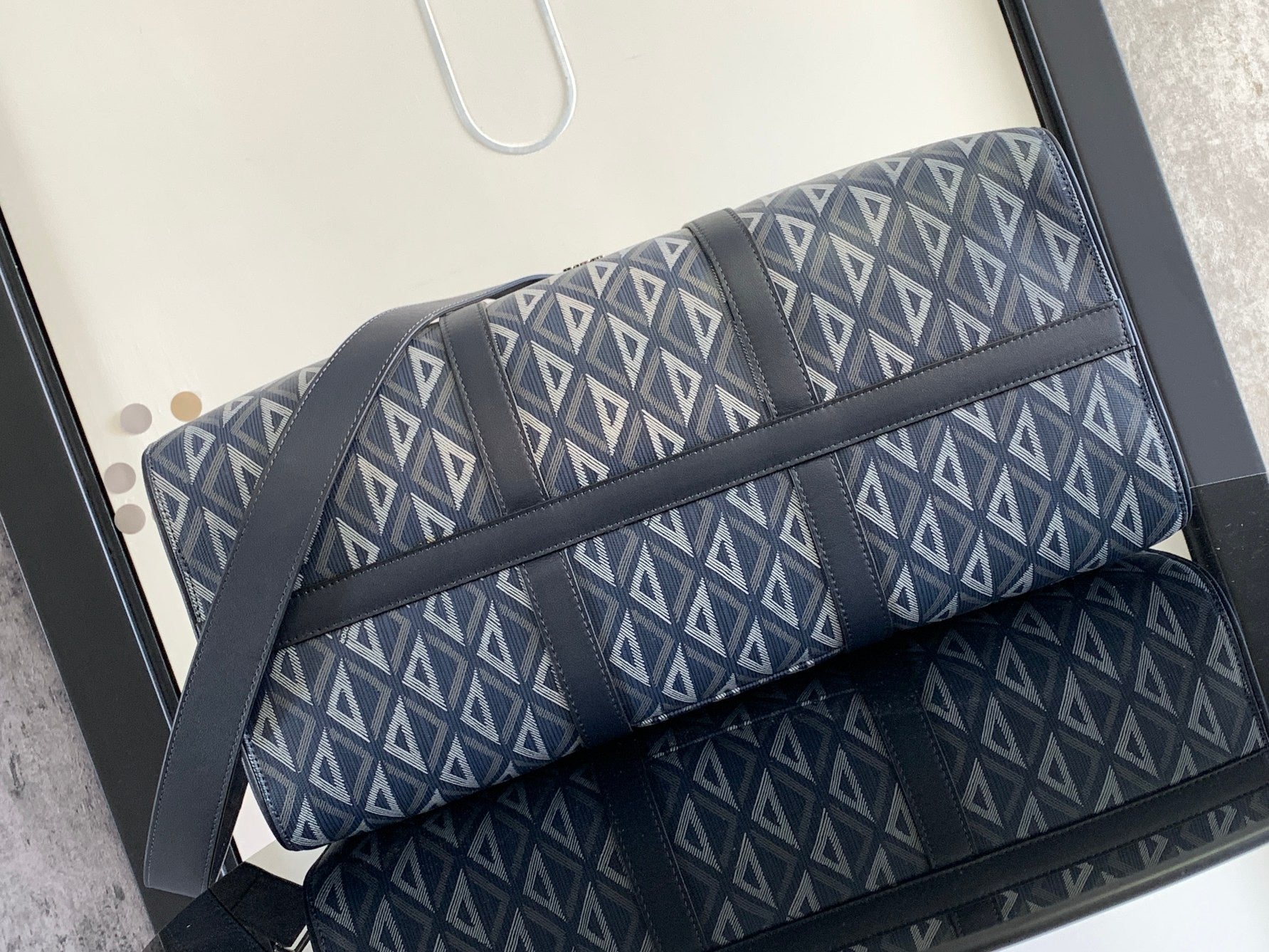 Dunkelblaue Tasche