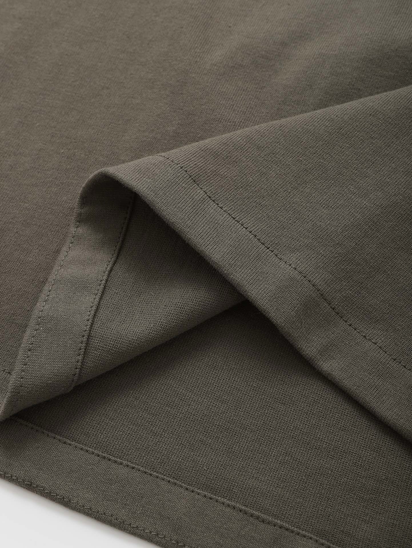 سويت شيرت رمادي وأبيض وأسود