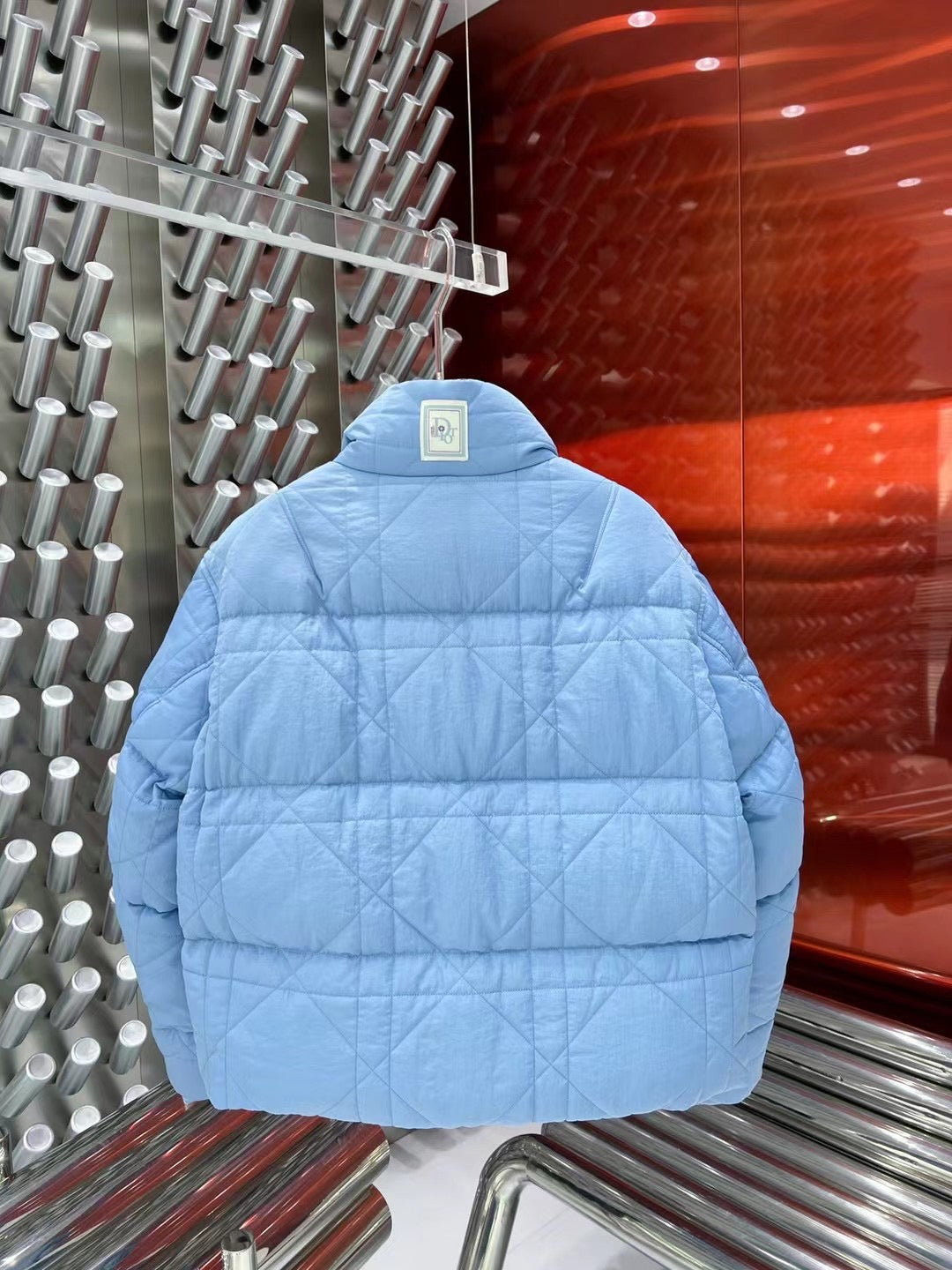 Schwarze und hellblaue Jacke