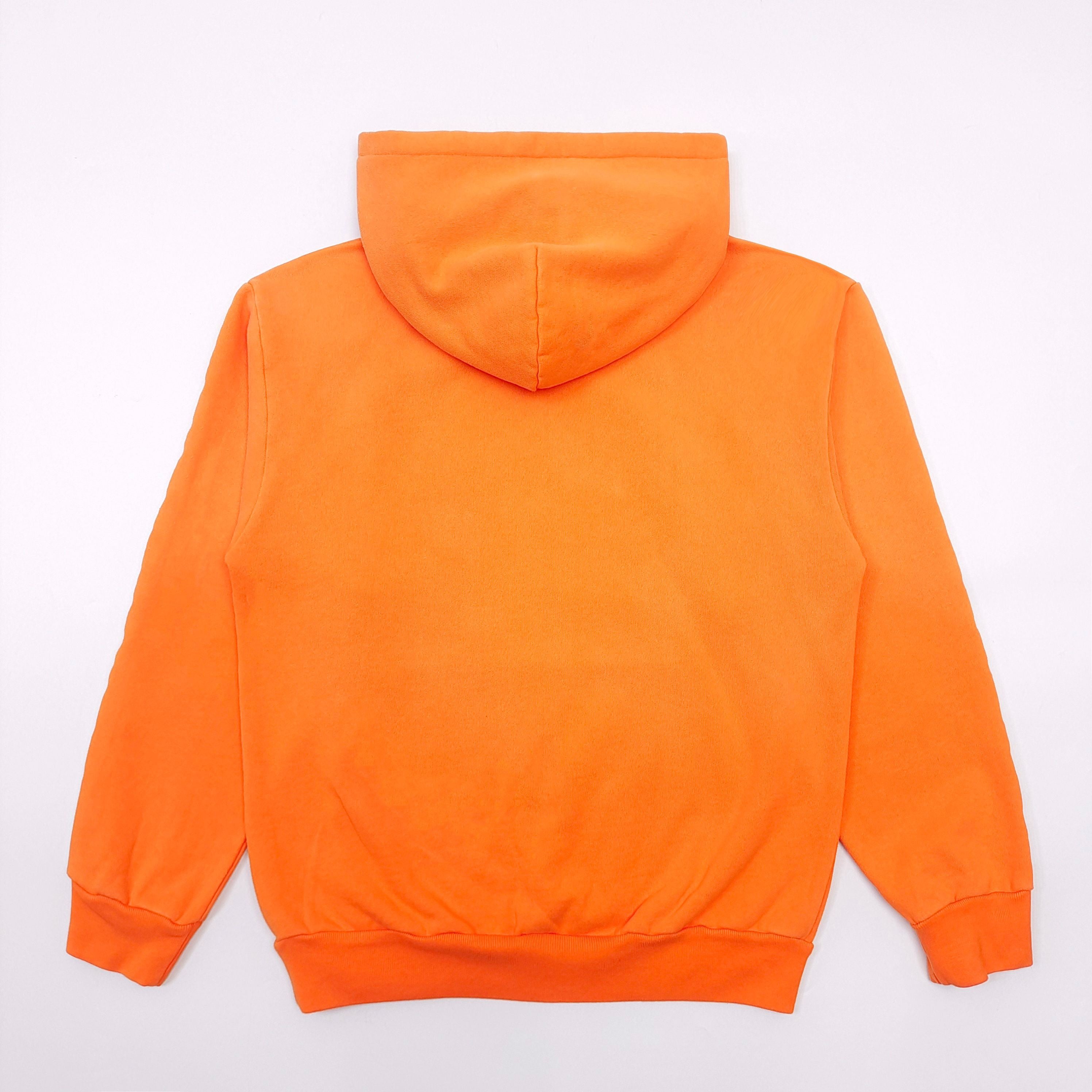 Orangefarbener Kapuzenpullover