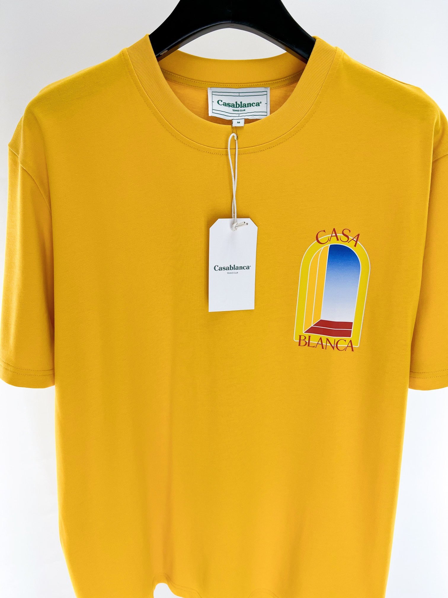Gelbes und weißes T-Shirt