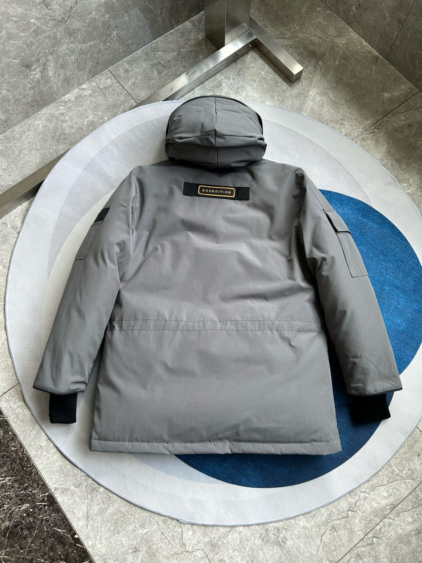 Weiße, graue, rote und schwarze Jacke
