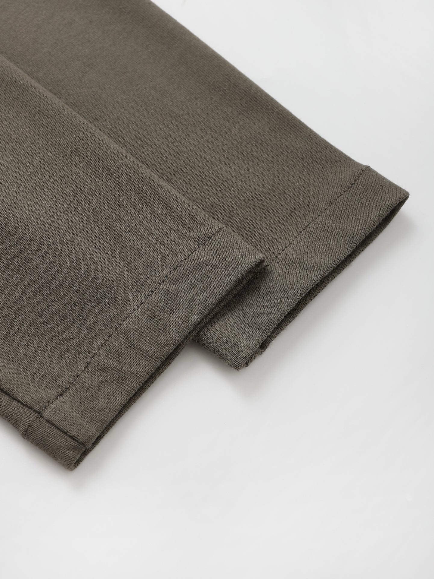 سويت شيرت رمادي وأبيض وأسود