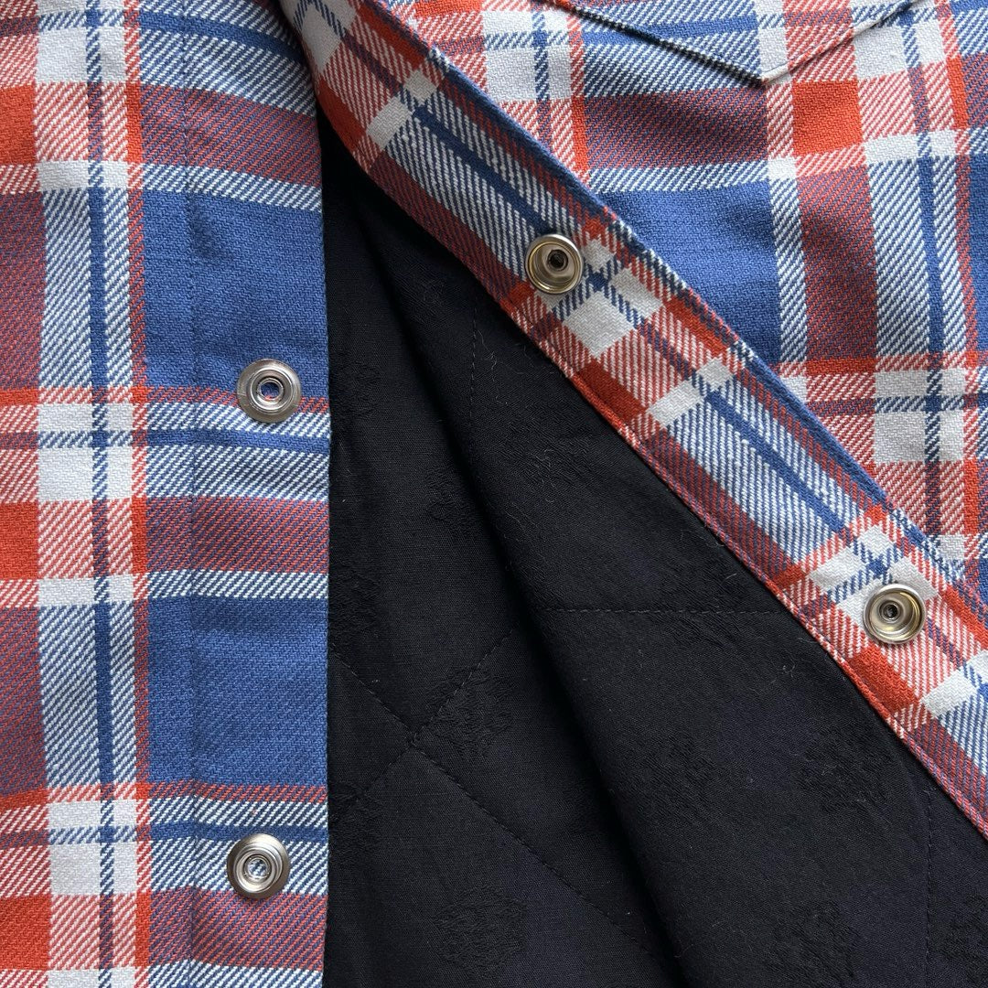 سترة حمراء وزرقاء