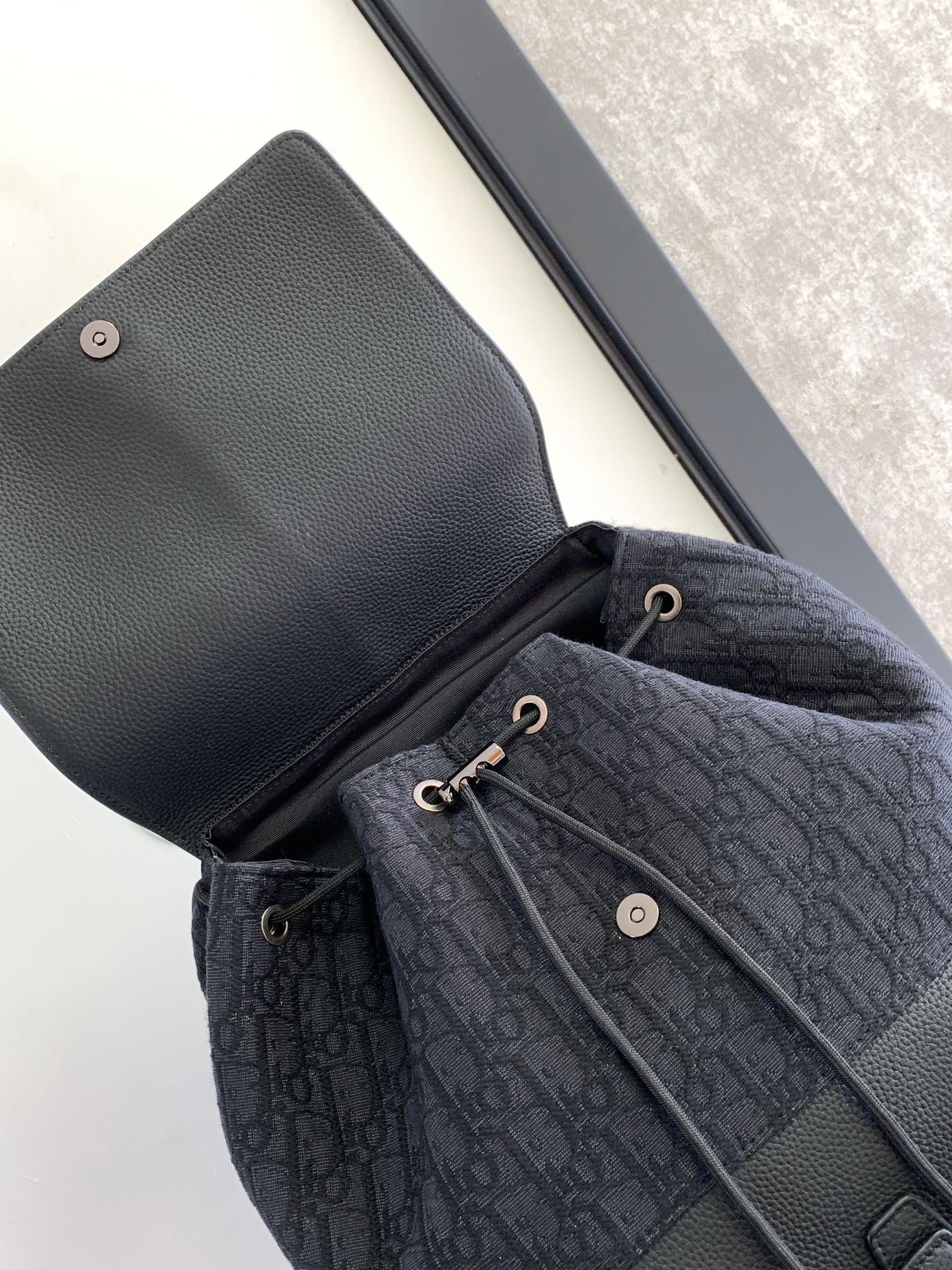 Aprikosen- und schwarze Tasche