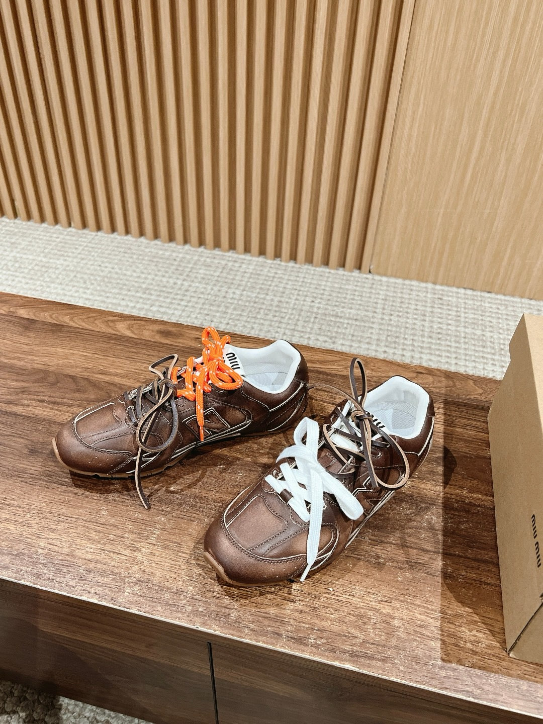 أحذية متعددة الألوان