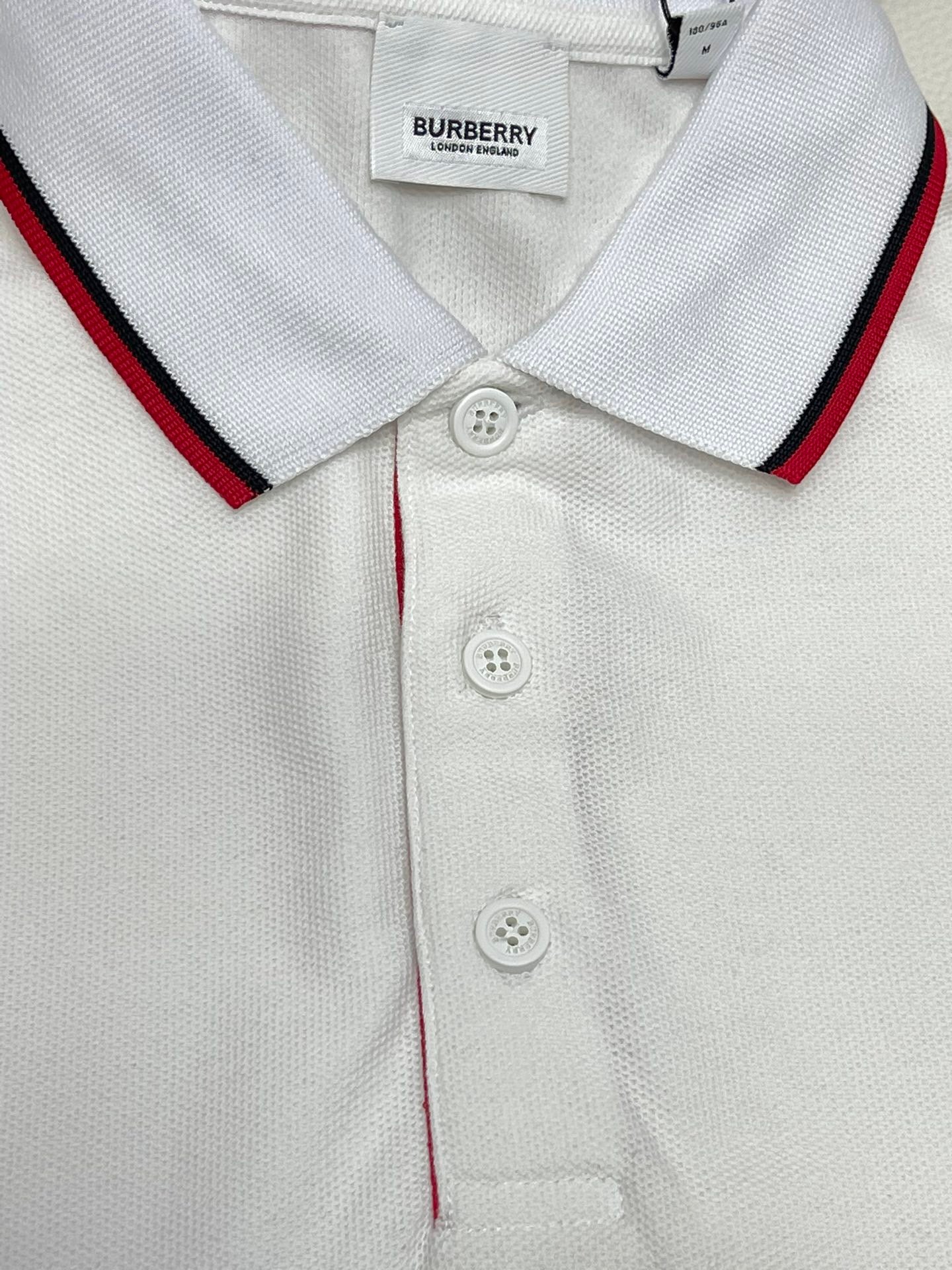 Poloshirt in Schwarz, Weiß, Marineblau und Hellblau