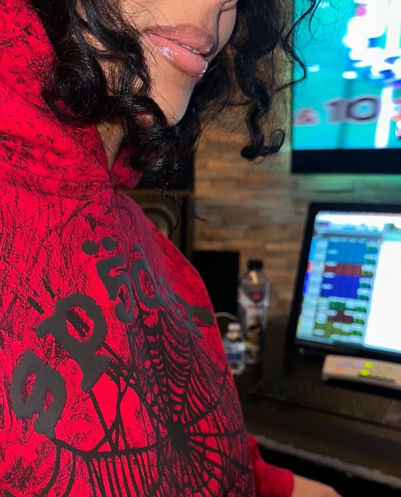 Roter Kapuzenpullover