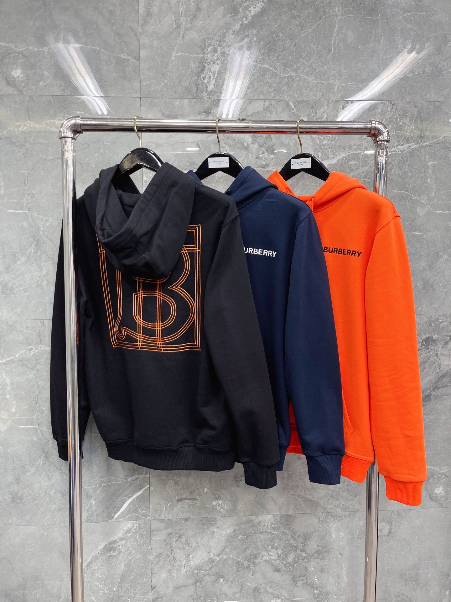 Schwarzer, dunkelblauer und orangefarbener Hoodie