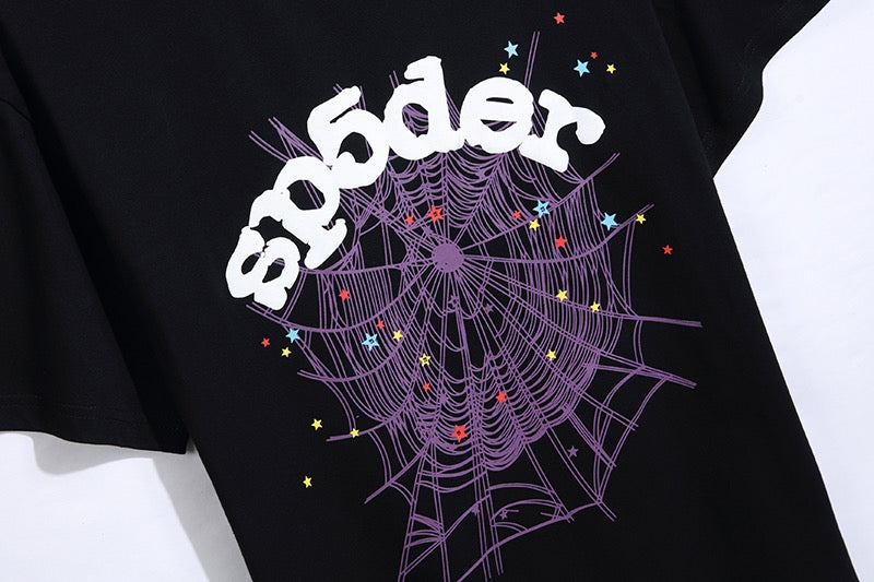 Schwarzes, gelbes und braunes T-Shirt