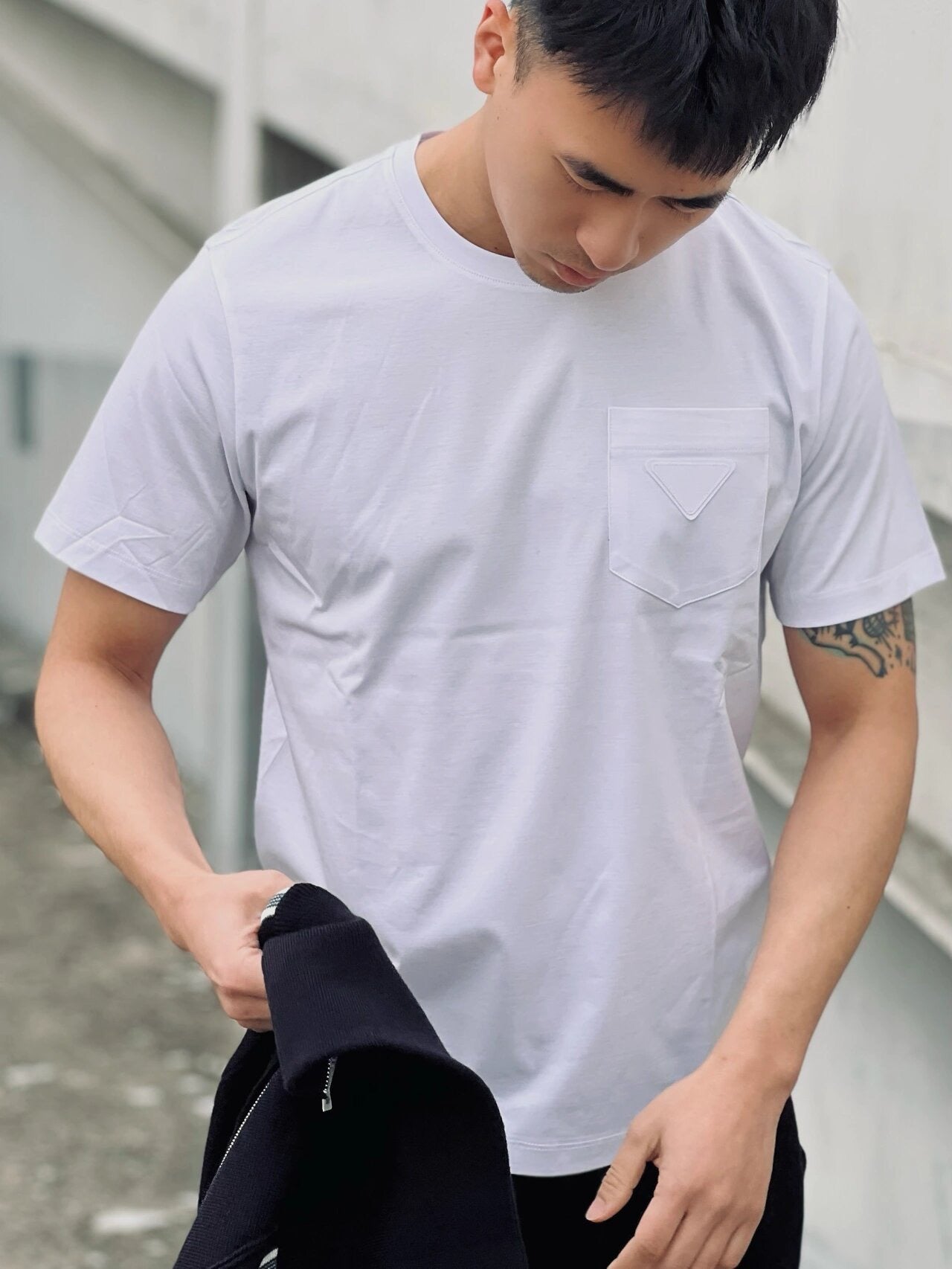 Schwarz-weißes T-Shirt