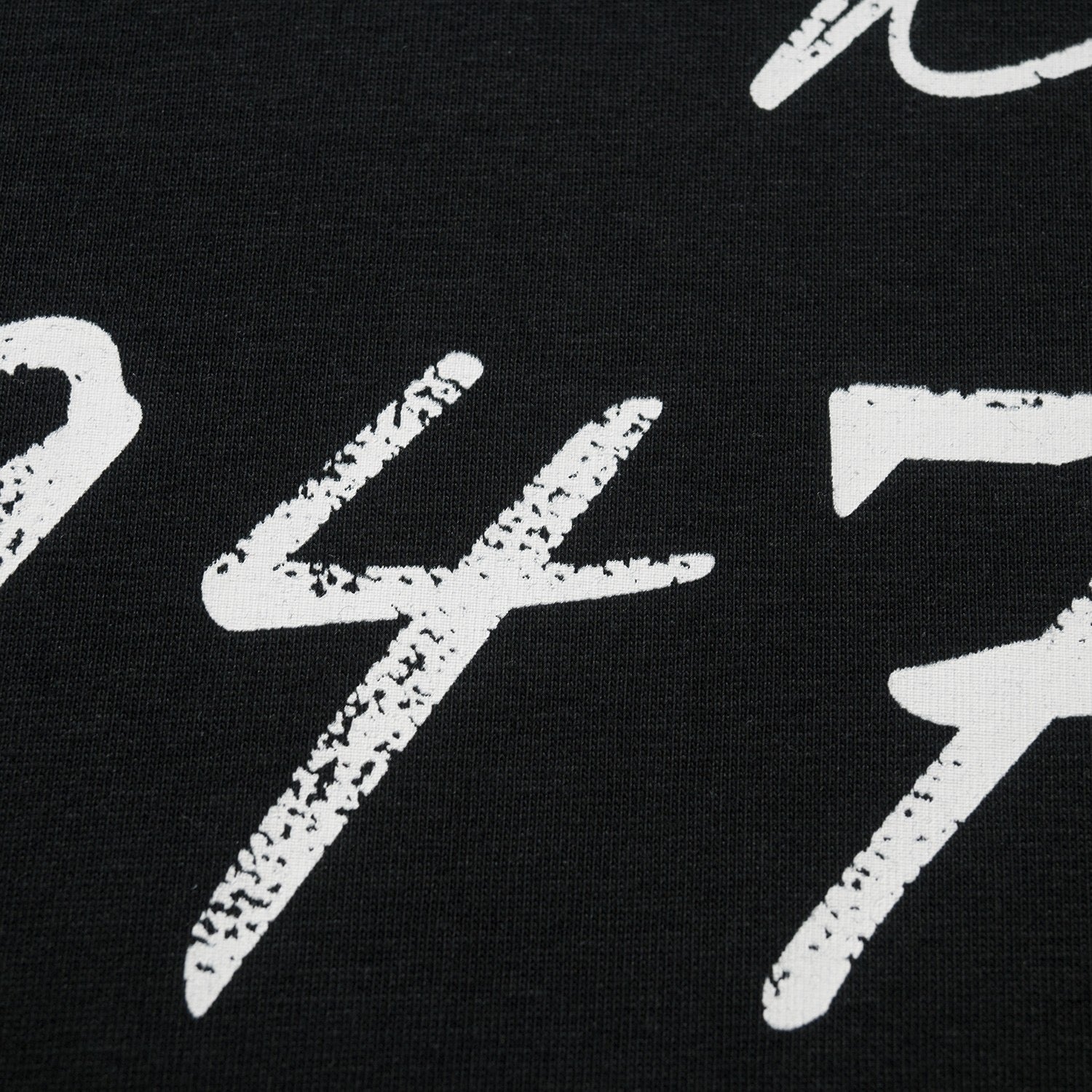 Schwarzes, weißes und blaues T-Shirt