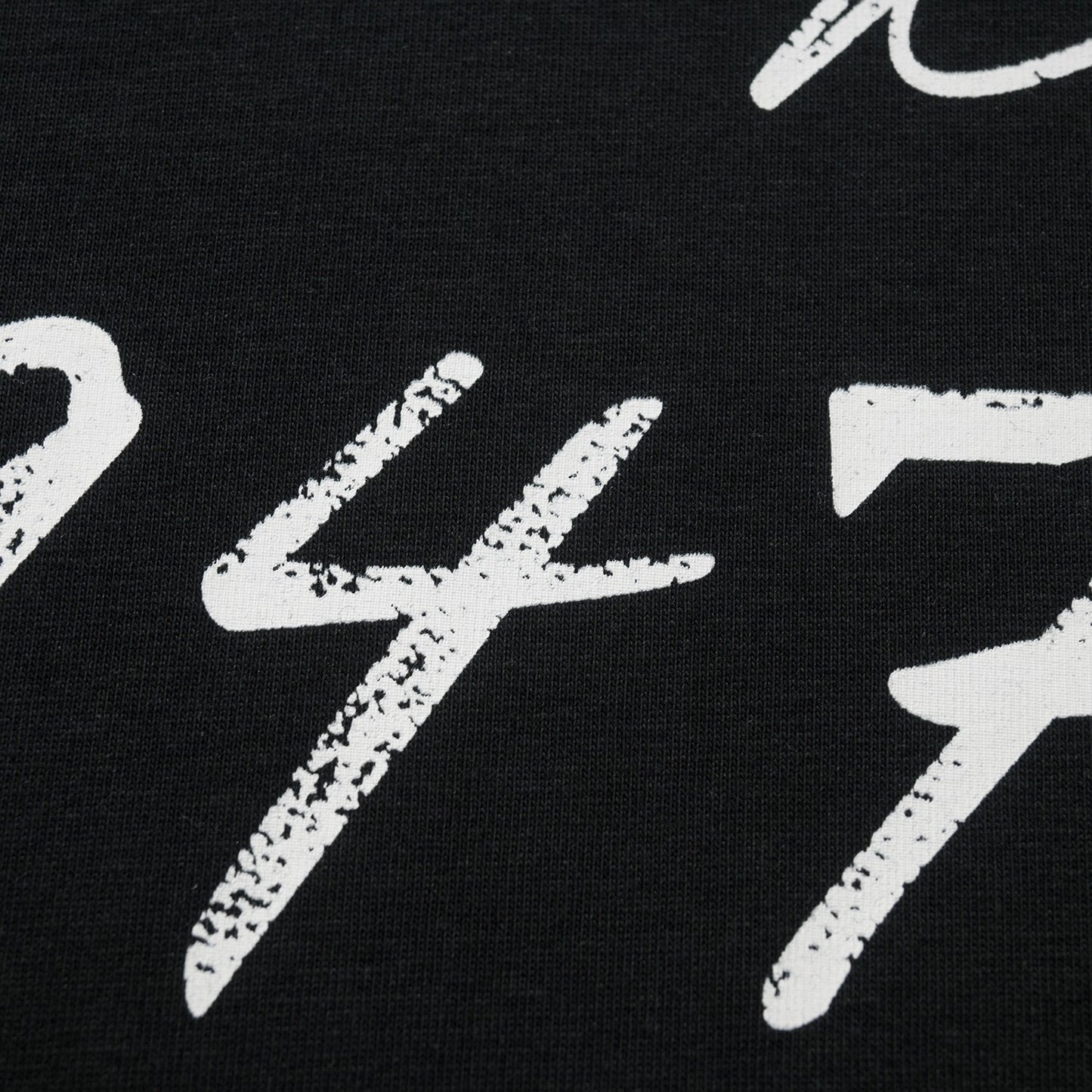 Schwarzes, weißes und blaues T-Shirt