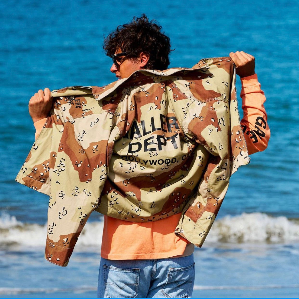 سترة رمادية بنية