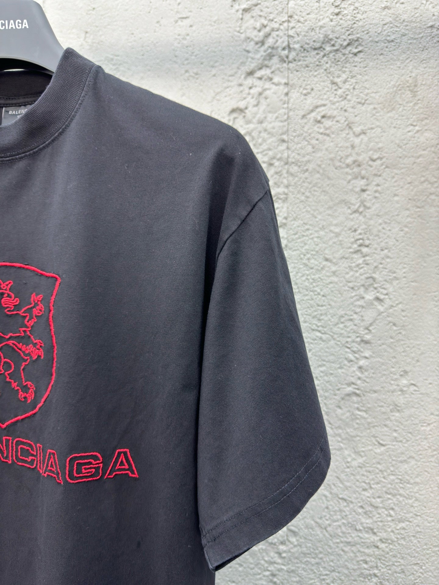 تي شيرت أسود داكن