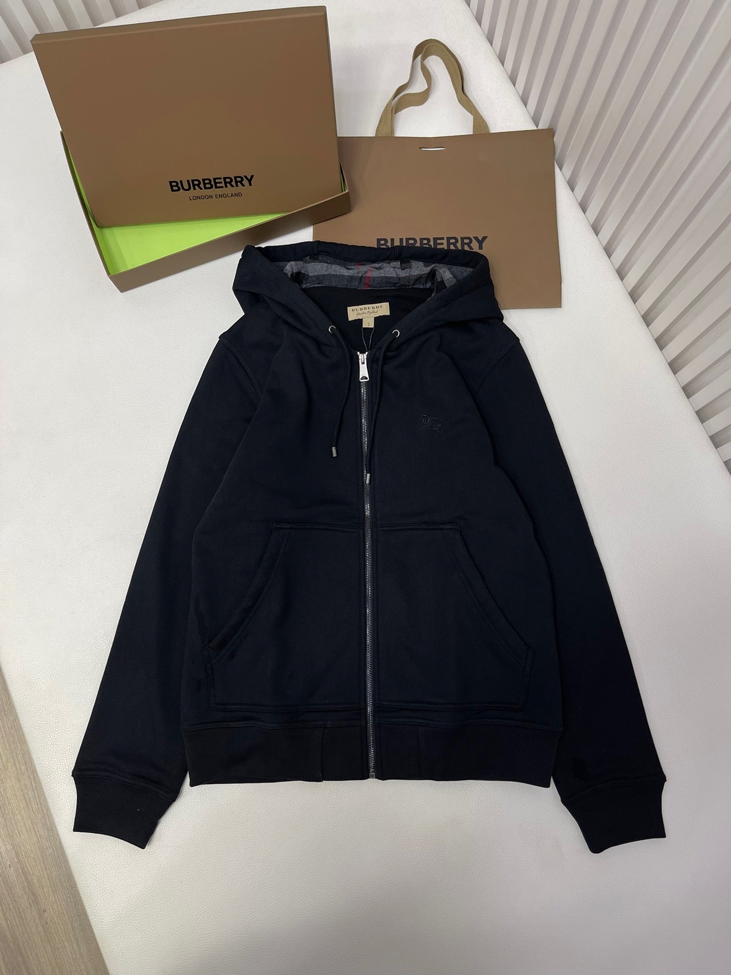 Schwarze und graue Jacke