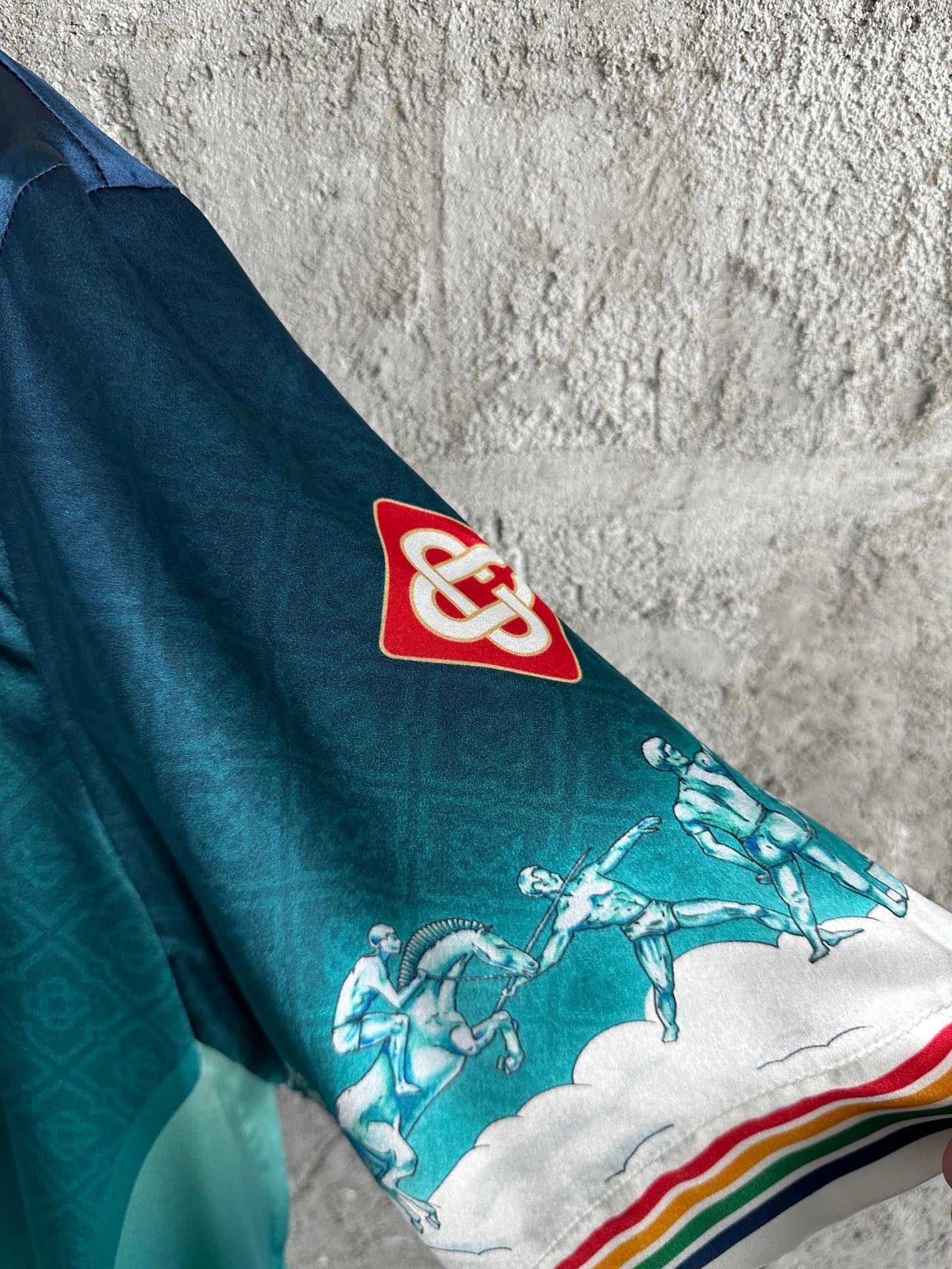 قميص متعدد الألوان