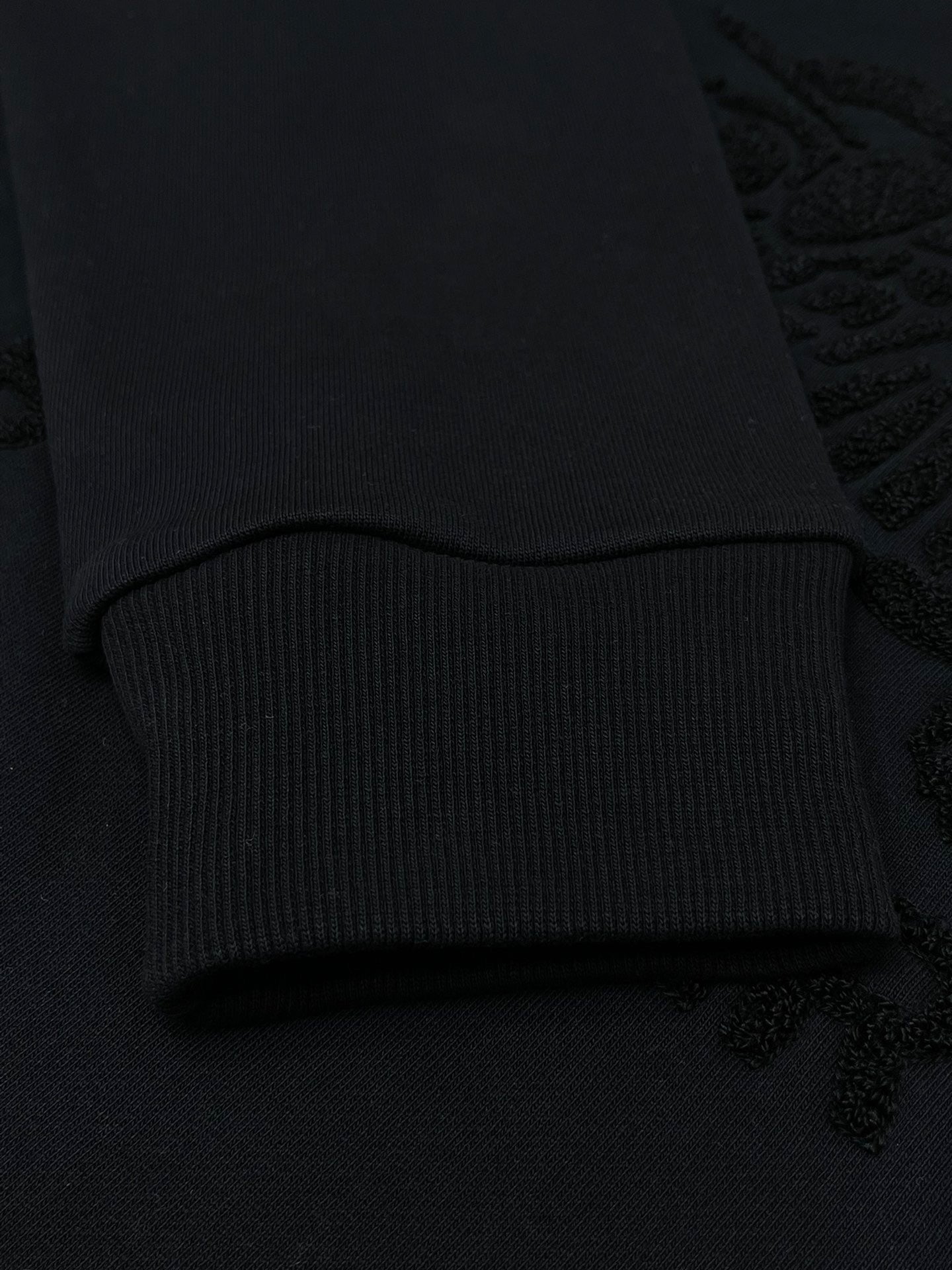 Sudadera en blanco y negro