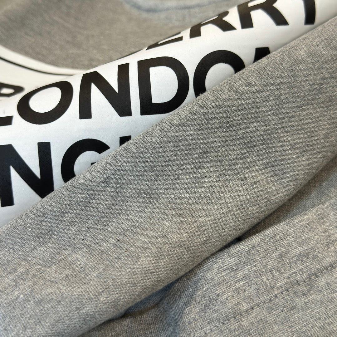 Schwarzes, weißes, khakifarbenes und graues T-Shirt