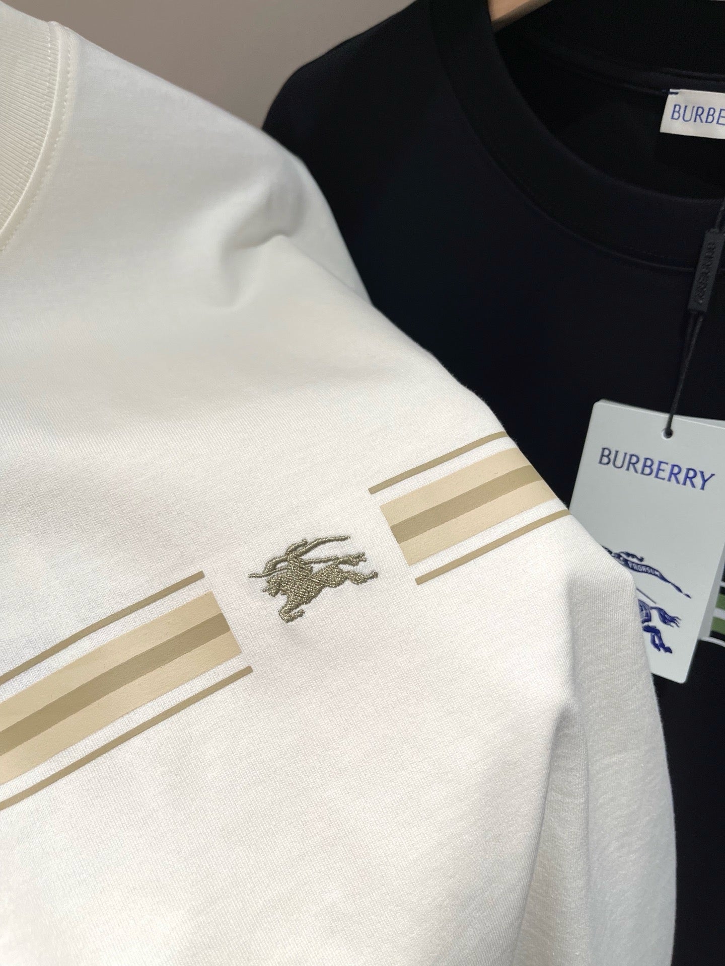 Schwarz-weißes T-Shirt